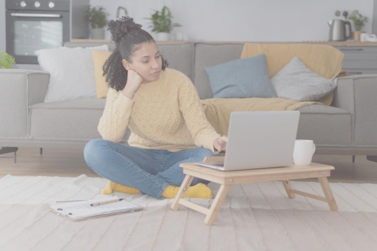 Analista trabajando con modelos financieros complejos